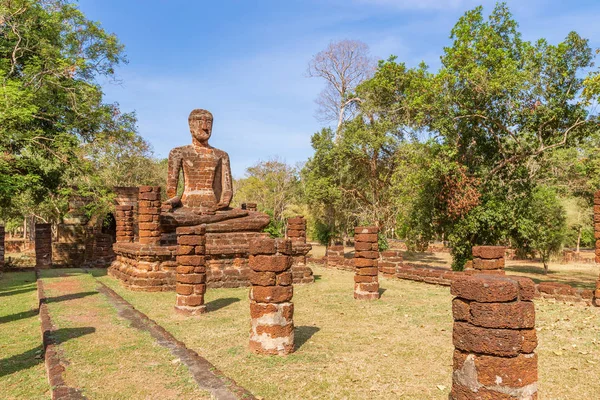 Sitting Buddha statue at Wat Sing temple in Kamphaeng Phet Histo — ストック写真