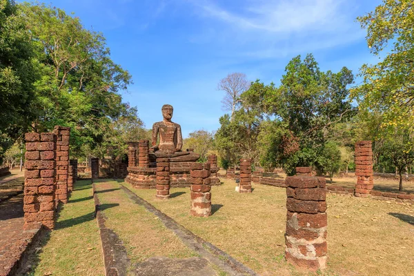 Kamphaeng Phet Histo 'daki Wat Sing tapınağında oturan Buda heykeli. — Stok fotoğraf