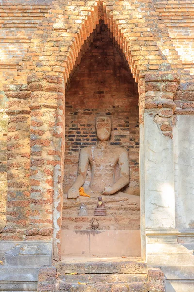 Сидящая статуя Будды в комнате в храме Ват Синг в Кампхенге — стоковое фото