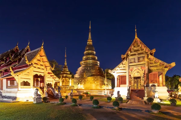 Capela e pagode dourado em Wat Phra Singh Woramahawihan em Chia — Fotografia de Stock