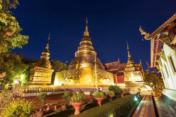 Capilla y pagoda dorada en Wat Phra Singh Woramahawihan en Chia —  Fotos de Stock