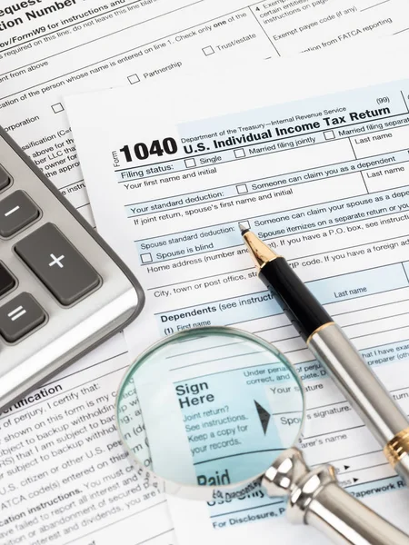 Egyéni jövedelemadó-bevallási formanyomtatvány IRS szerint, az adózás fogalma — Stock Fotó