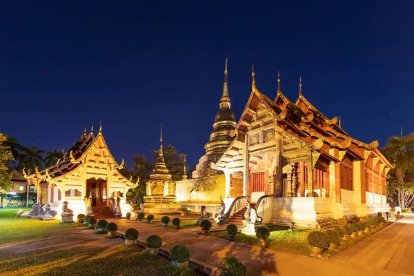 Capilla y pagoda dorada en Wat Phra Singh Woramahawihan en Chia —  Fotos de Stock