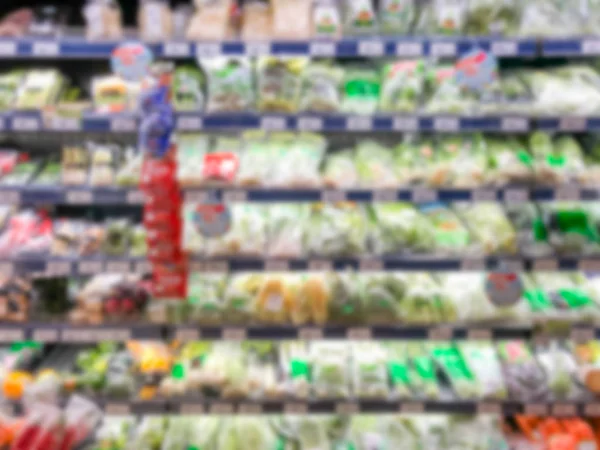 Abstract wazig moderne retail supermarkt gangpad planken gekoeld — Stockfoto