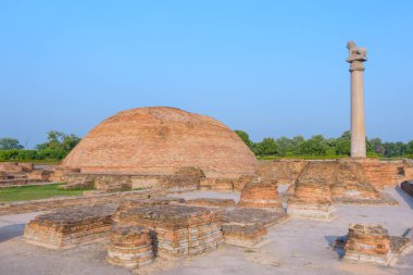 Kutagarasala Vihara'da Ananda Stupa ve Asokan sütunu, Vaishali,