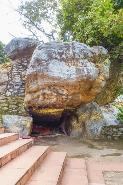 Cueva de Sugarakhata, casa de Sariputta o residente en Griddhakuta H — Foto de Stock