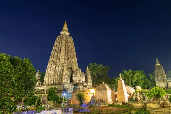 Mahabodhi chrám v noci, bodh gaya, Indie. Místo, kde Gaut — Stock fotografie