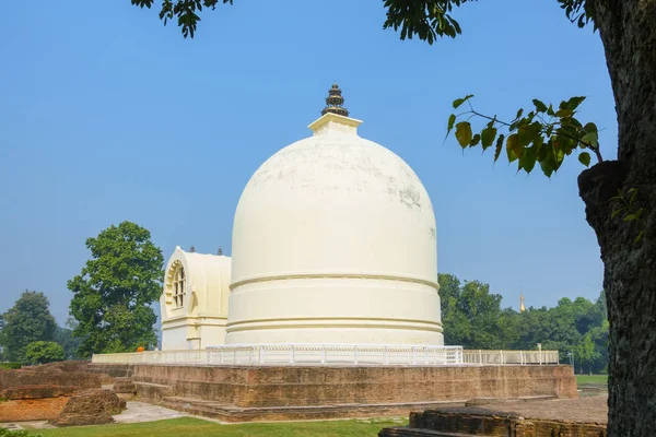 Parinirvana Stupa and temple, Kushinagar, India — Stock Photo, Image