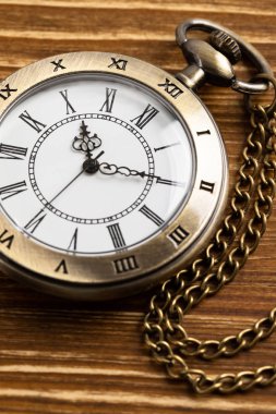 Ahşap arka planda klasik cep saati