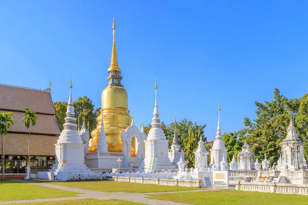 Pagodas en el Templo Wat Suan Dok en Chiang Mai, al norte de Tailandia —  Fotos de Stock