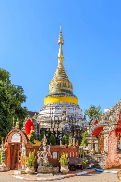 Wat bubparam 사원에 있는 황금으로 장식된 탑. Chiang Mai, Nort — 스톡 사진
