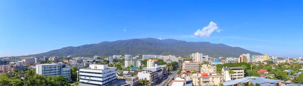 Chiang Mai paesaggio urbano e Doi Suthep vista panoramica sulle montagne — Foto Stock