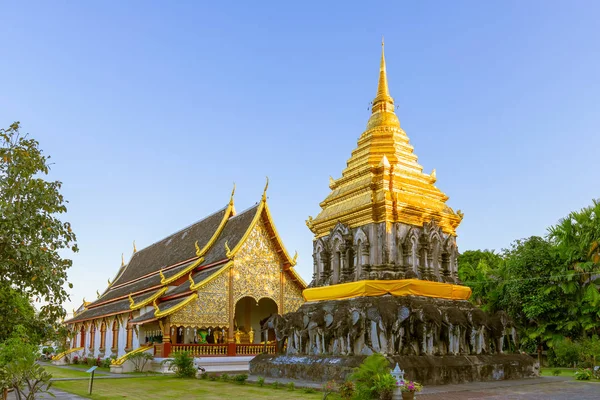 Capilla y pagoda dorada en el templo Wat Chiang Man en Chiang Mai , —  Fotos de Stock