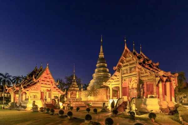 Capilla y pagoda dorada en Wat Phra Singh Woramahawihan en Chia —  Fotos de Stock