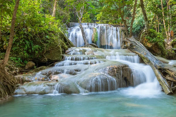 Cascada de Erawan nivel 2, en el Parque Nacional de Kanchanaburi, Thail — Foto de Stock