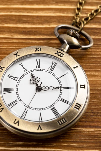 Ahşap arka planda klasik cep saati