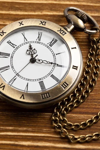 Ahşap arka planda klasik cep saati