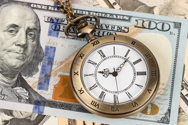 Vintage Taschenuhr auf Dollarschein-Konzept für Geld — Stockfoto