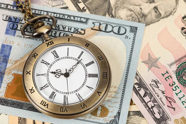 Винтажные карманные часы на долларовой банкноте концепции за деньги — стоковое фото