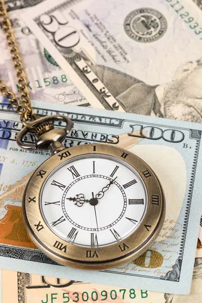 Reloj de bolsillo vintage reloj en concepto de billete de dólar por dinero — Foto de Stock