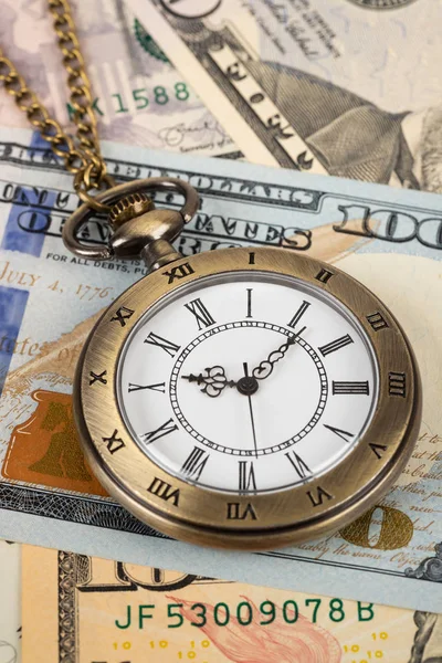 Reloj de bolsillo vintage reloj en concepto de billete de dólar por dinero — Foto de Stock