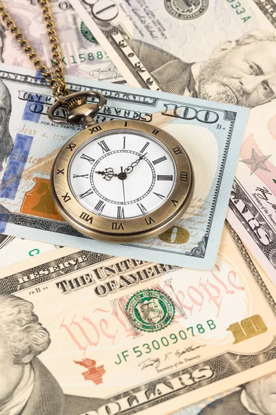 Reloj de bolsillo vintage reloj en concepto de billete de dólar por dinero — Foto de Stock
