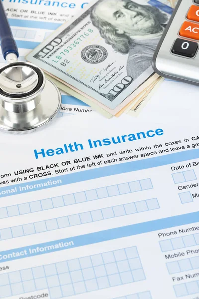 Formulário de pedido de seguro de saúde com estetoscópio e calculato — Fotografia de Stock