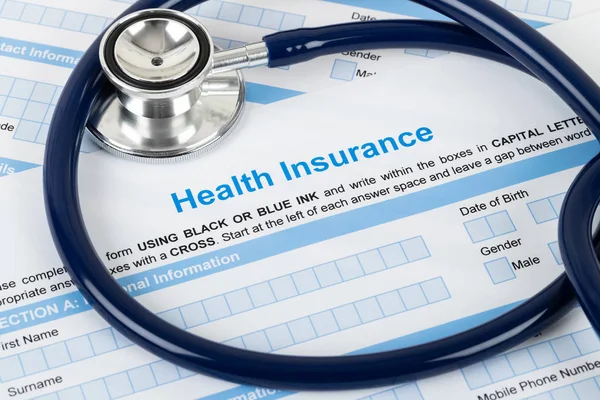 Blankett för ansökan om sjukförsäkring med stetoskop och kalkyl — Stockfoto