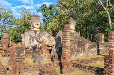 Kamphaeng Phe 'deki Wat Phra Kaeo tapınağında bir grup Buda heykeli.