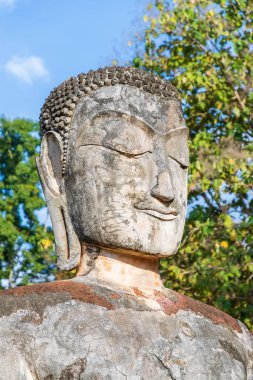 Kamphaeng Phet 'teki Wat Phra Kaeo tapınağında oturan Buda heykeli. 