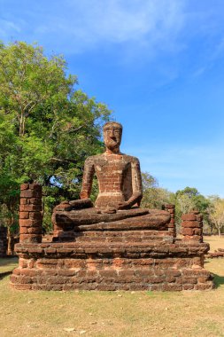 Kamphaeng Phet Histo 'daki Wat Sing tapınağında oturan Buda heykeli.