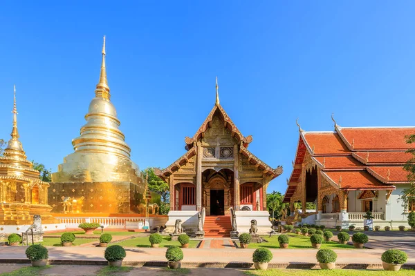 Kápolna és arany pagoda Wat Phra Singh Woramahawihan Chiában — Stock Fotó