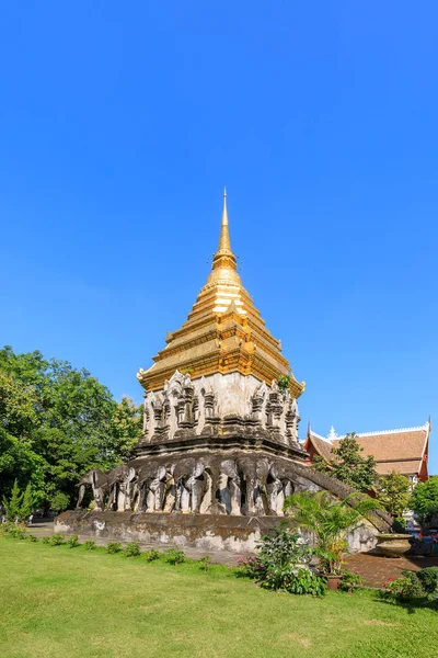 Chapel and golden pagoda at Wat Chiang Man in Chiang Mai, North — Stock Photo, Image