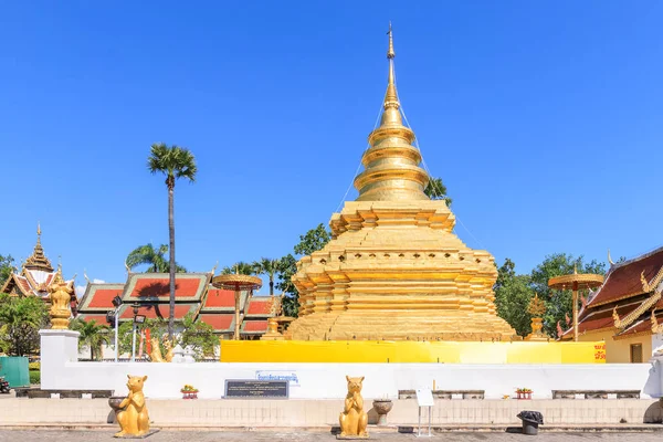 Chiang Mai, Tailandia - 16 de noviembre de 2018: Golden buddha relic pa —  Fotos de Stock