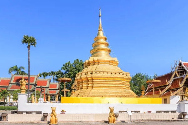Goldene Buddha Relikt Pagode am wat phra that si chom thong worawi — Stockfoto