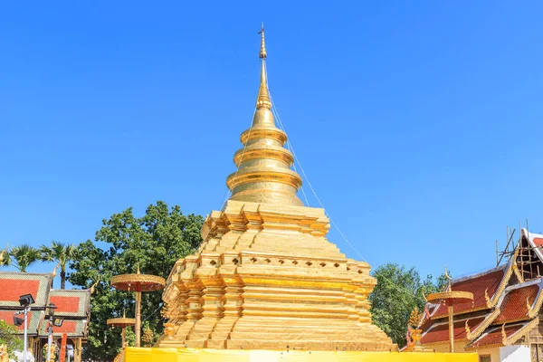 Golden buddha reliquia pagoda en Wat Phra Que Si Chom Thong Worawi —  Fotos de Stock