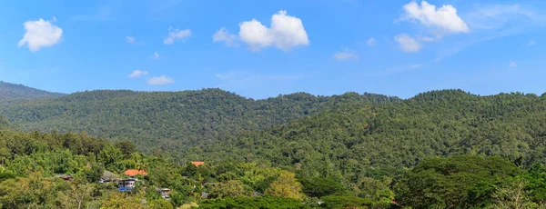Панорама тропических лесных гор в районе Ханг Донг в Че — стоковое фото