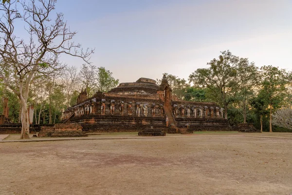 Wat Chang Rob temple in Kamphaeng Phet Historical Park, UNESCO W — ストック写真