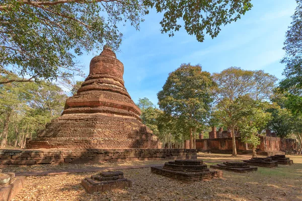 Pagode em Wat Phra Non (Reclinando Buda) templo em Kamphaeng Ph — Fotografia de Stock