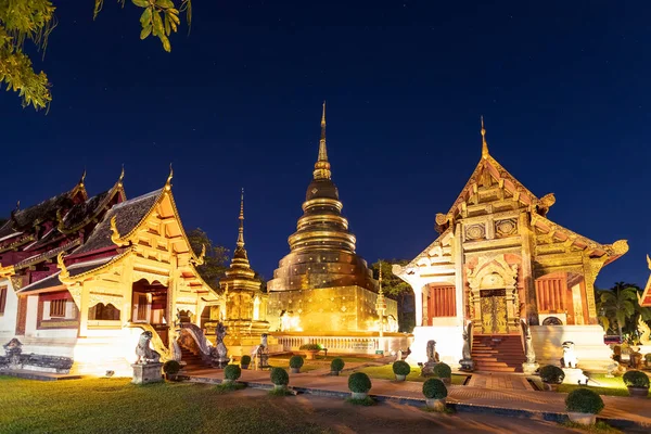 Chapelle et pagode dorée à Wat Phra Singh Woramahawihan à Chia — Photo