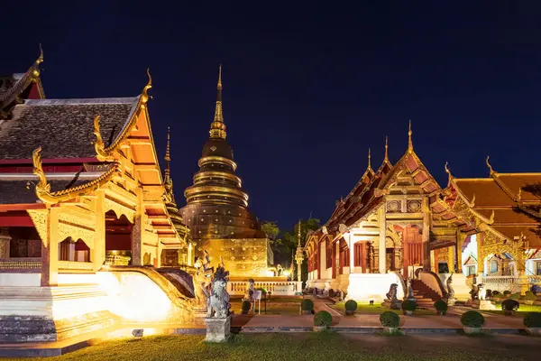 Capilla y pagoda dorada en Wat Phra Singh Woramahawihan en Chia —  Fotos de Stock