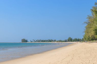 Bang Sak Plajı 'nda açık mavi deniz Khao Lak, Phang-Nga, Tayland