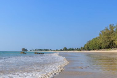 Bang Sak Plajı 'nda açık mavi deniz Khao Lak, Phang-Nga, Tayland