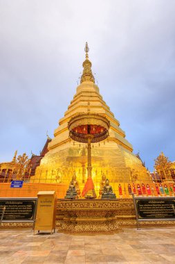 Phrae, Tayland - 29 Aralık 2018: t yılı için Altın Pagoda