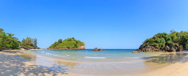 Jasné tyrkysově modré moře v Bo Thong Lang Bay, Bang Saphan distr — Stock fotografie