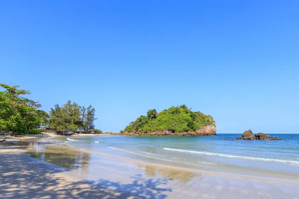 Bo Thong Lang Körfezi 'nde açık turkuaz mavi deniz, Bang Saphan distr — Stok fotoğraf