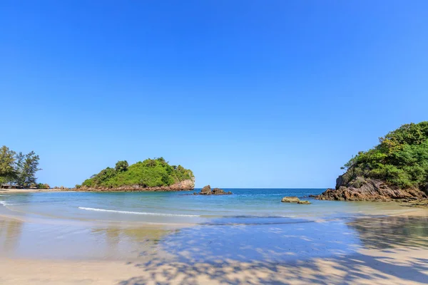 Mar azul turquesa claro en Bo Thong Lang Bay, Bang Saphan distr —  Fotos de Stock