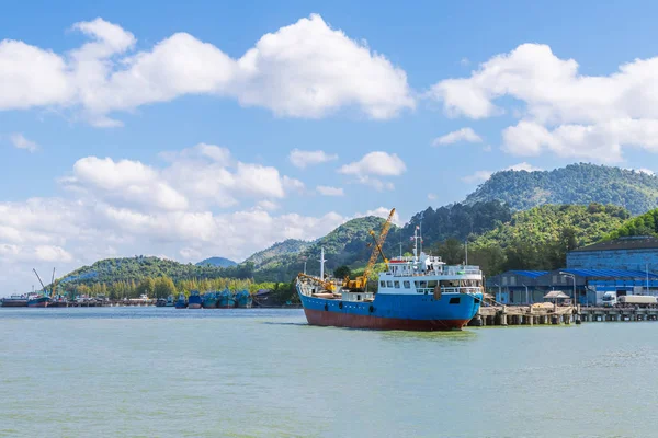 Puerto marítimo comercial en el mar de Andamán en la frontera de Tailandia y Mya —  Fotos de Stock