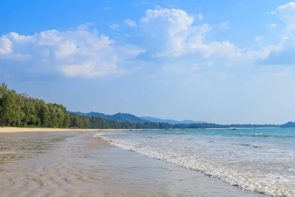 Čisté modré moře na Bang Sak Beach poblíž Khao Lak, Phang-Nga, Thail — Stock fotografie
