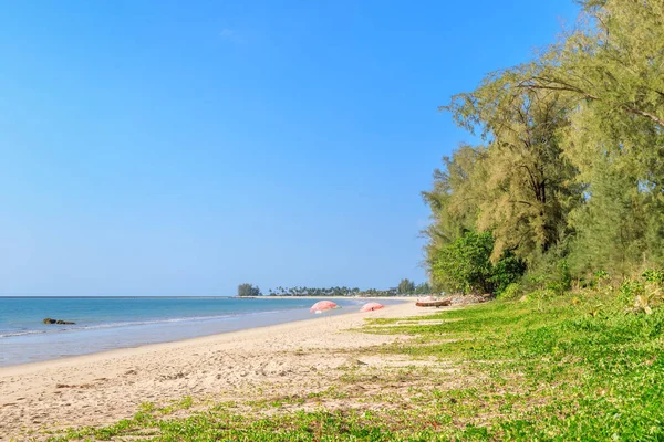 Čisté modré moře na Bang Sak Beach poblíž Khao Lak, Phang-Nga, Thail — Stock fotografie